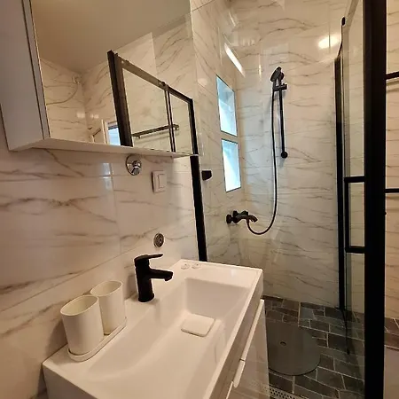 Genius Apartment *